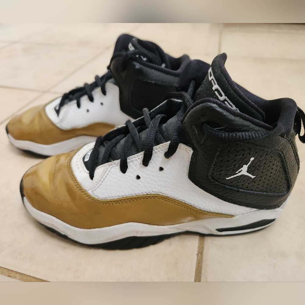 Jordan B”Loyal white, black & gold. Boys SIZE 3.